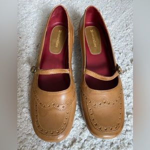 Caramel Naturalizer flats with strap and detailing, size 9N